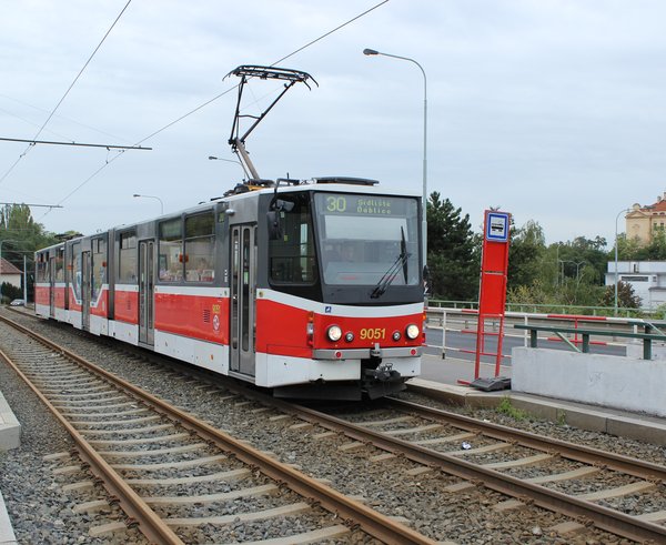 Praha,_zastávka_tramvaje_Vychovatelna,_tramvaj_evidenční_číslo_9051_(4)