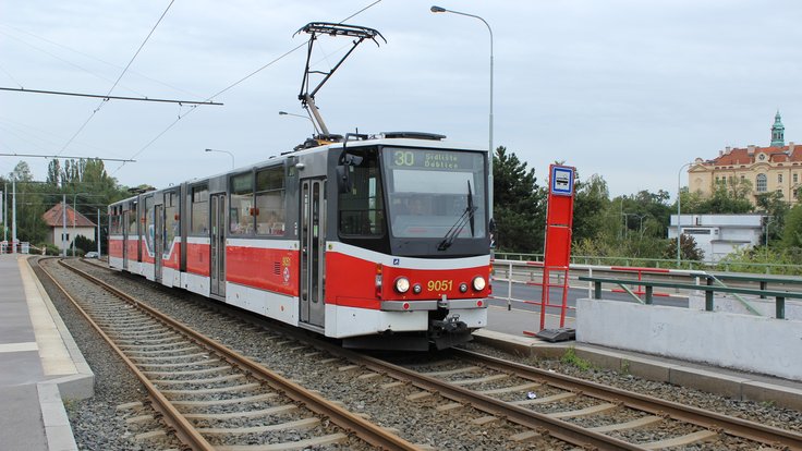 Praha,_zastávka_tramvaje_Vychovatelna,_tramvaj_evidenční_číslo_9051_(4)