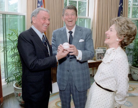 President_Ronald_Reagan_and_Nancy_Reagan_with_Frank_Sinatra_(cropped)