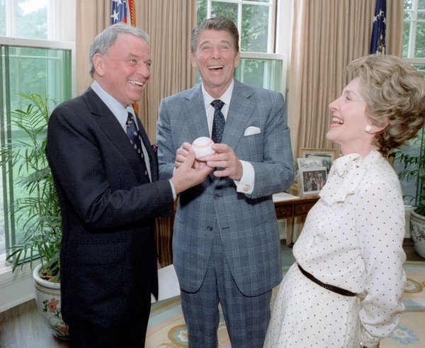 President_Ronald_Reagan_and_Nancy_Reagan_with_Frank_Sinatra_(cropped)