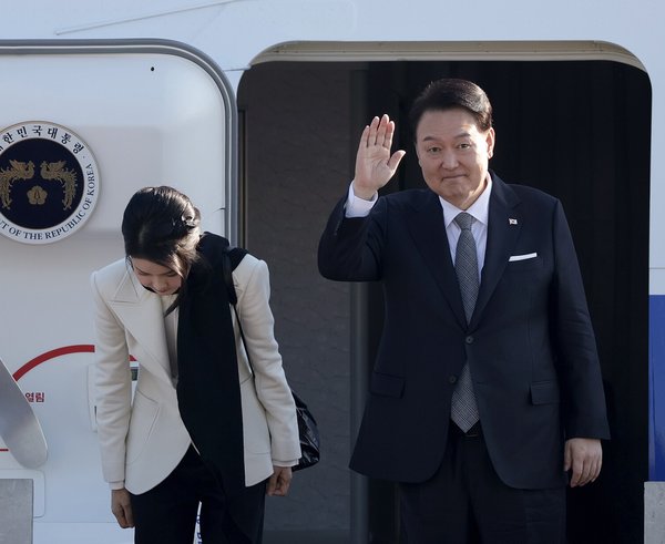 President_Yoon_Seoul_Airport_04_(53343425031)