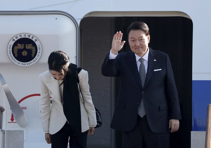 President_Yoon_Seoul_Airport_04_(53343425031)