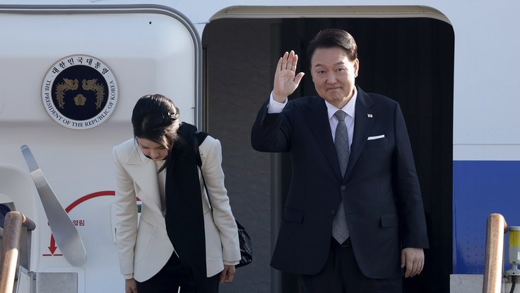 President_Yoon_Seoul_Airport_04_(53343425031)