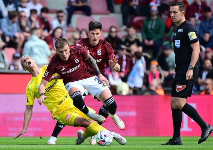 Patrik Vydra v souboji s gólmanem Růskem.