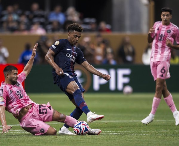 Hvězda PSG Desire Doue v souboji s hráči Inter Miami.