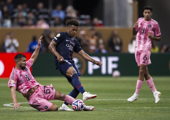 Hvězda PSG Desire Doue v souboji s hráči Inter Miami.