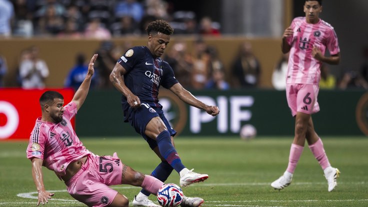Hvězda PSG Desire Doue v souboji s hráči Inter Miami.