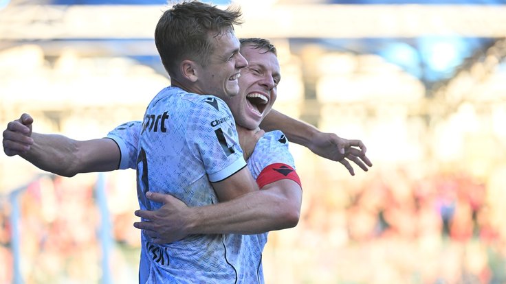 Fotbalisté Plzně slaví výhru.