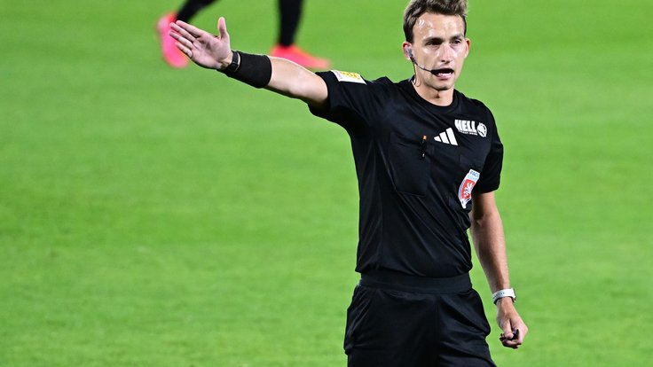 Sudí Jan Beneš v utkání mezi Spartou a Duklou.