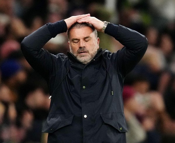 Ange Postecoglou koční na lavičce Tottenhamu.