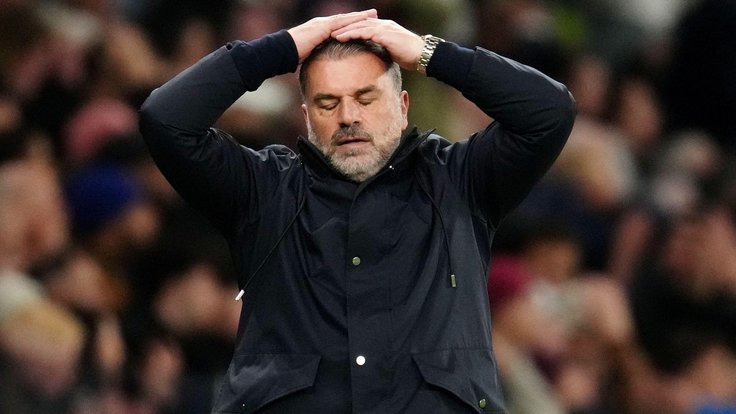 Ange Postecoglou koční na lavičce Tottenhamu.