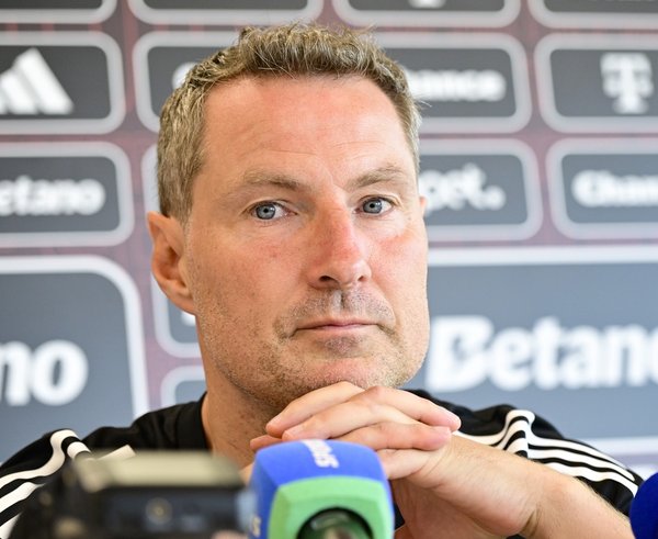 Trenér Sparty Brian Priske před zápasem s Rigou.
