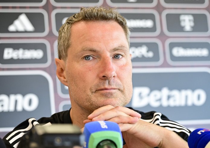 Trenér Sparty Brian Priske před zápasem s Rigou.