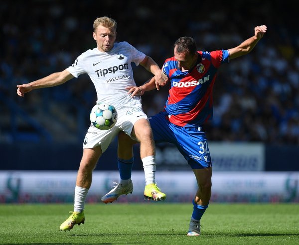 Michal Hlavatý v souboji s Matějem Valentou.
