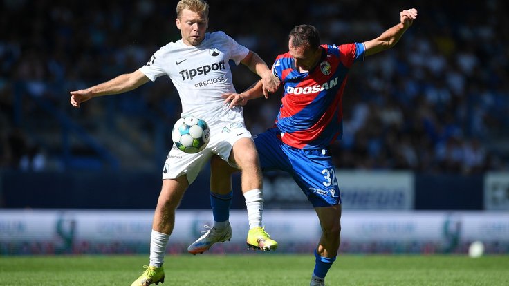 Michal Hlavatý v souboji s Matějem Valentou.