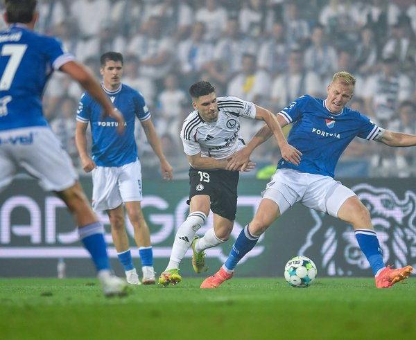 Kapitán Baníku Michal Frydrych v souboji.