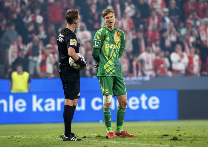 Rozhodčí Beneš v derby chyboval.
