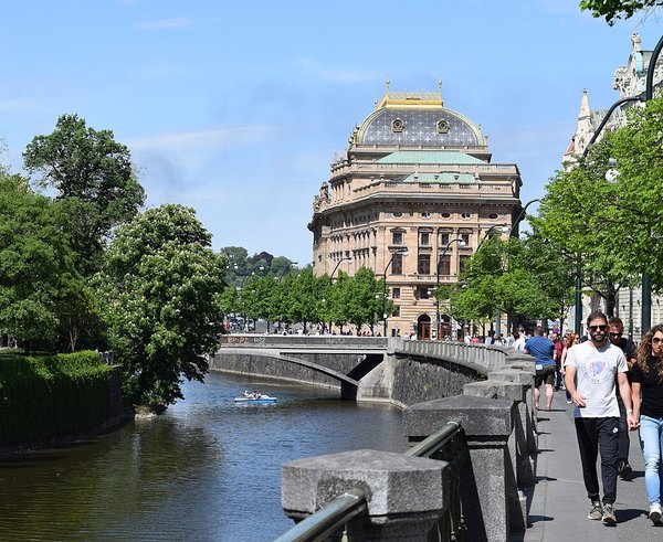 Promenáda_u_řeky_Vltavy_poblíž_Národního_divadla_v_Praze