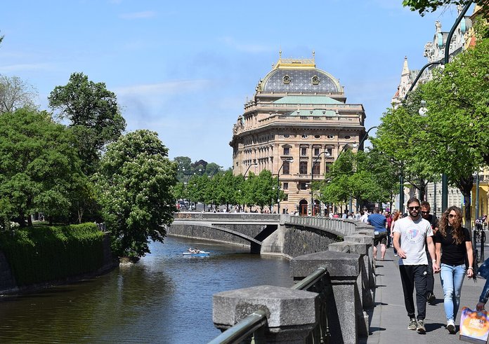 Promenáda_u_řeky_Vltavy_poblíž_Národního_divadla_v_Praze