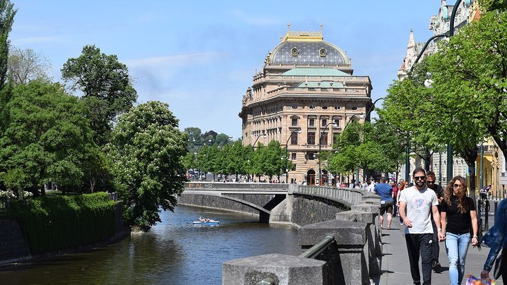 Promenáda_u_řeky_Vltavy_poblíž_Národního_divadla_v_Praze