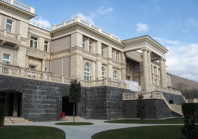 Putin_palace_exterior_2626