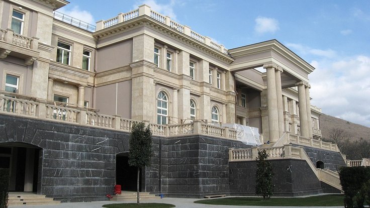 Putin_palace_exterior_2626