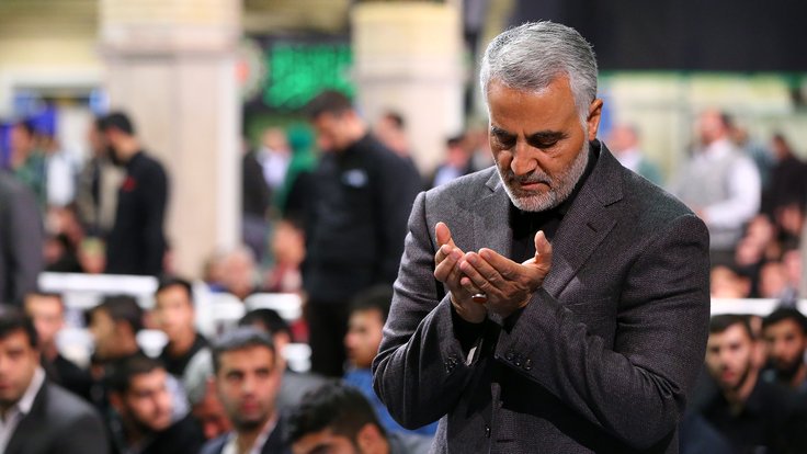 Qasem_Soleimani_Saying_Prayer_in_Imam_Khomeini_Hossainiah02