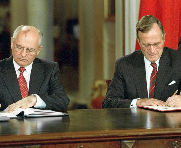 George H.W. Bush a Michail Gorbačov v roce 1990