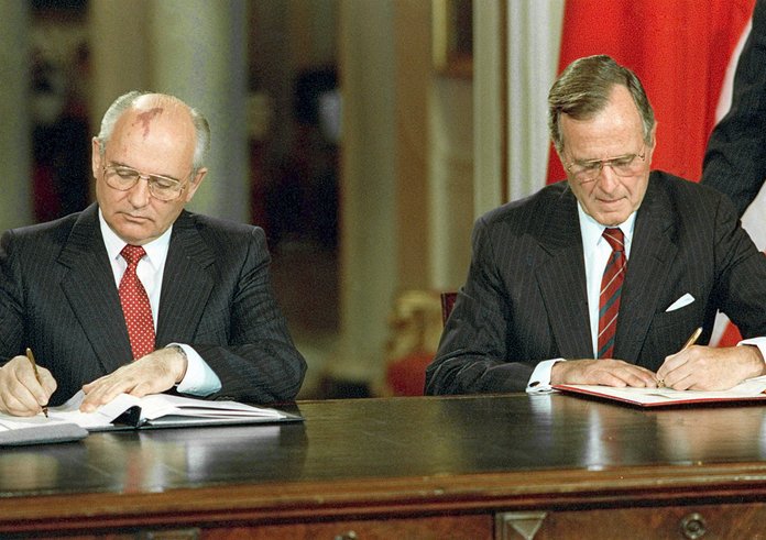 George H.W. Bush a Michail Gorbačov v roce 1990