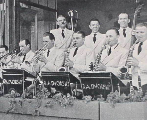 R_A_Dvorský_orchestr_1939