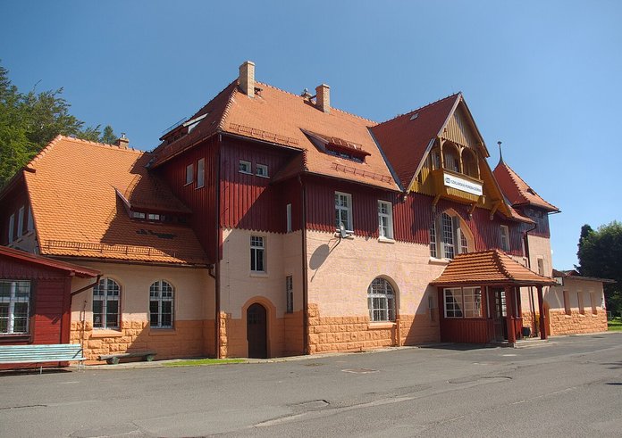 Railway_Station_Szklarska_Poręba_Górna_-_the_Main_Building_(Poland,_August_2010)