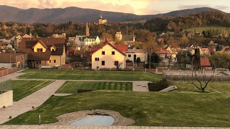 Rathausturm_-_Kirche_der_Kreuzfindung_-_Schloss_Friedland