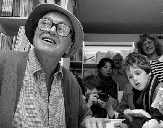 Roald_Dahl_signeert_boeken_in_de_Kinderboekenwinkel_in_Amsterdam,_Bestanddeelnr_934-3367_(cropped)