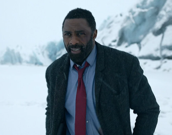 Idris Elba ve filmu Luther: Pád z nebes.