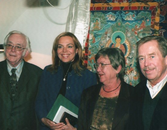 Dagmar Havlová s Václavem Havlem a manželi Škvoreckými (2004)