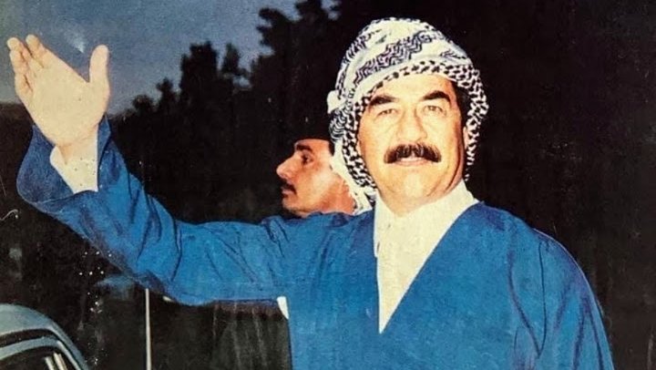 Saddam_Hussein_en_tenue_traditionnelle_kurde,_en_1989