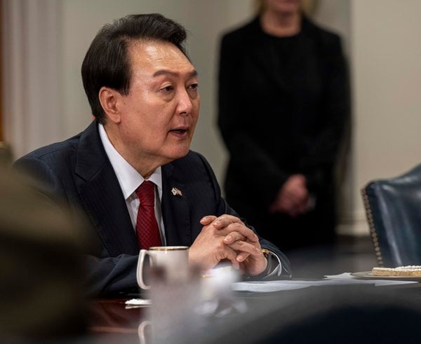 Secretary_of_Defense_Lloyd_J._Austin_III_hosts_South_Korean_President_Yoon_Suk_Yeol_for_a_meeting_at_the_Pentagon,_Washington,_D.C._on_April_27,_2023