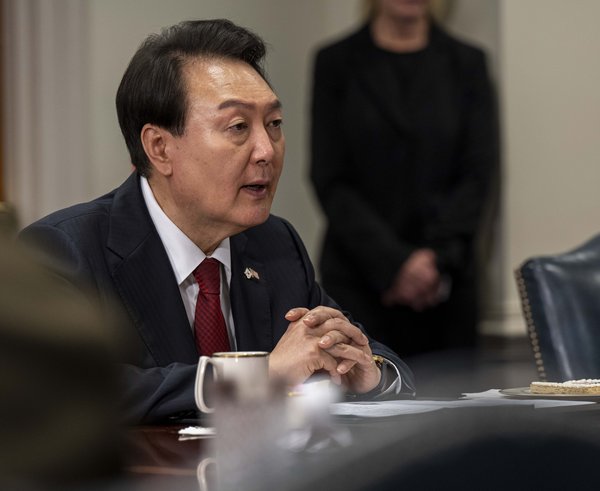 Secretary_of_Defense_Lloyd_J._Austin_III_hosts_South_Korean_President_Yoon_Suk_Yeol_for_a_meeting_at_the_Pentagon,_Washington,_D.C._on_April_27,_2023