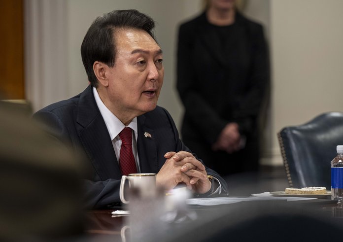 Secretary_of_Defense_Lloyd_J._Austin_III_hosts_South_Korean_President_Yoon_Suk_Yeol_for_a_meeting_at_the_Pentagon,_Washington,_D.C._on_April_27,_2023