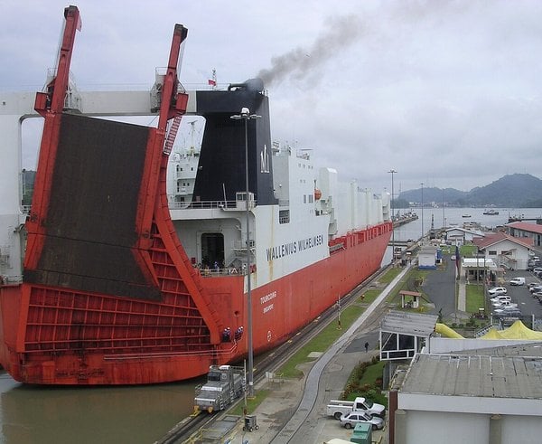 Ship_passing_through_Panama_Canal_01