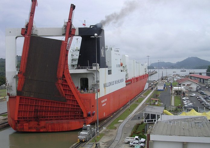 Ship_passing_through_Panama_Canal_01