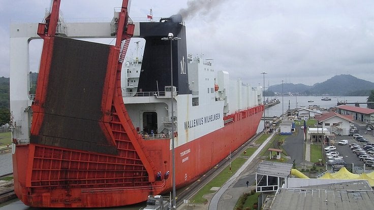 Ship_passing_through_Panama_Canal_01