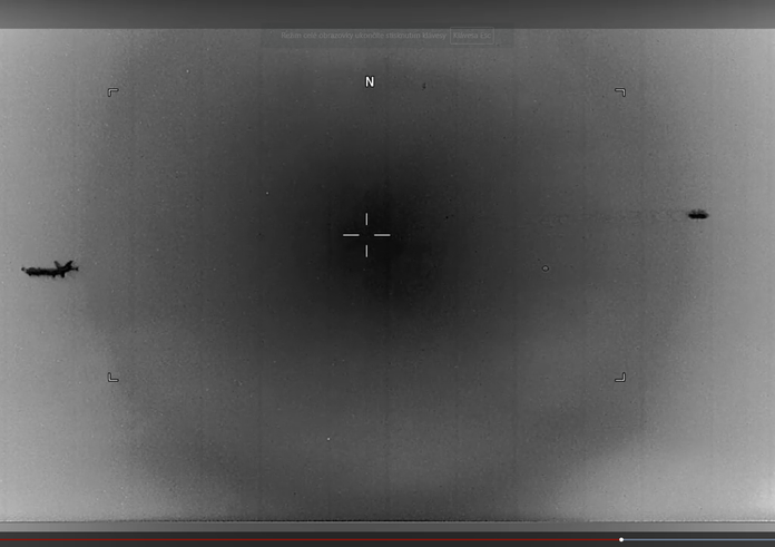 Záběr UFO z videa AARO z května 2023.