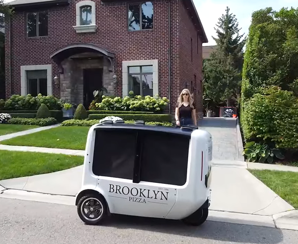 Autonomní vozítko rozvážející pizzu v Detroitu