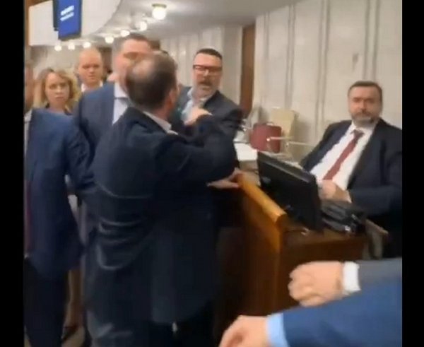 Snímek obrazovky_12-12-2025_91347_x.com