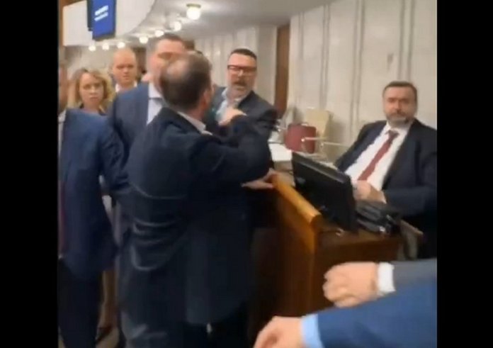 Snímek obrazovky_12-12-2025_91347_x.com