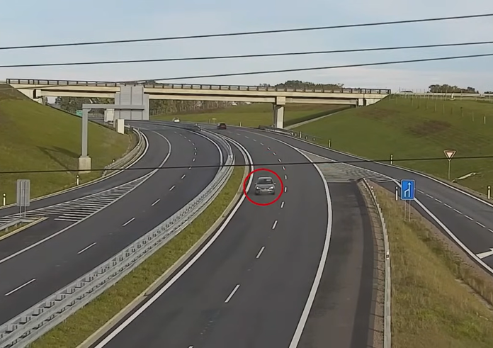 Záběr z dopravní kamery s řidičkou jedoucí po dálnici D35 v protisměru