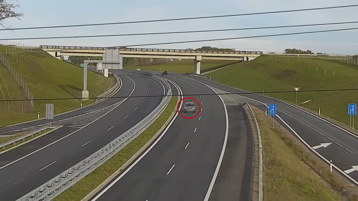 Záběr z dopravní kamery s řidičkou jedoucí po dálnici D35 v protisměru