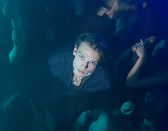 Zpěvák a herec Tom Sean ve videoklipu k písni Dopamine Overdose