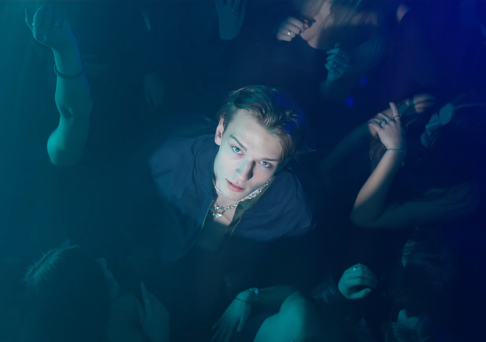 Zpěvák a herec Tom Sean ve videoklipu k písni Dopamine Overdose